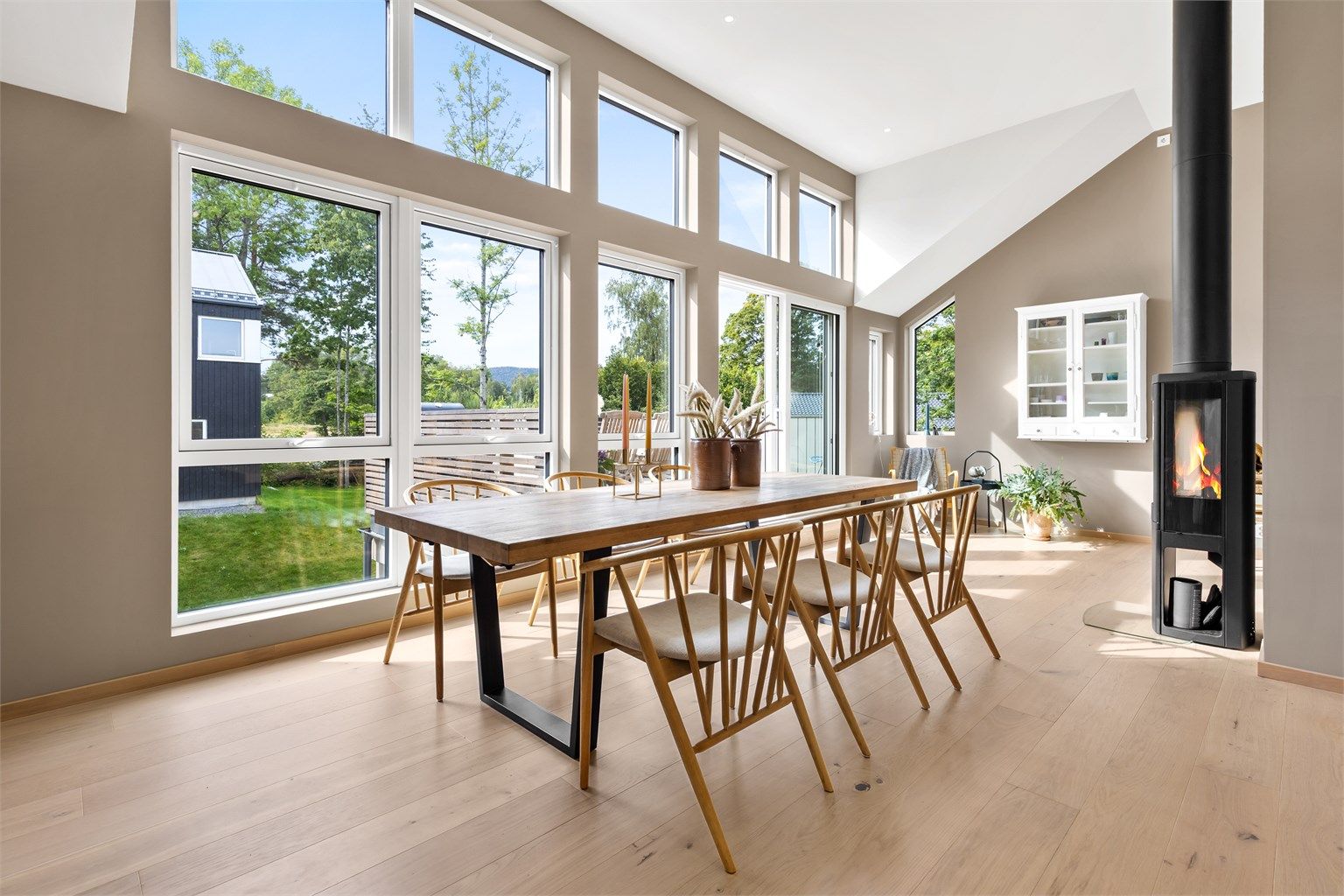 Den åpne løsningen mot kjøkkenet skaper en sosial atmosfære når man er med venner eller familie.