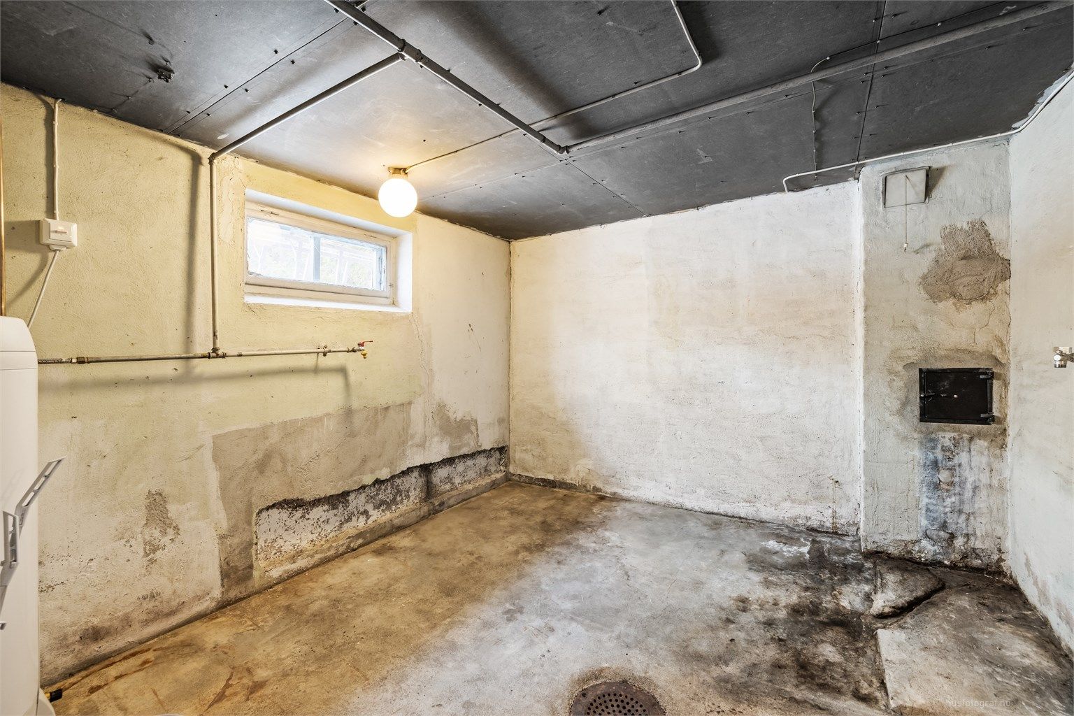 Praktisk vaskekjeller med varmtvannsbereder fra 2020.