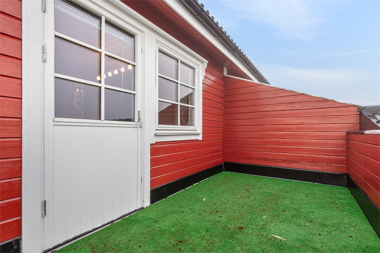 Solrik og luftig balkong på ca 9 kvm. 