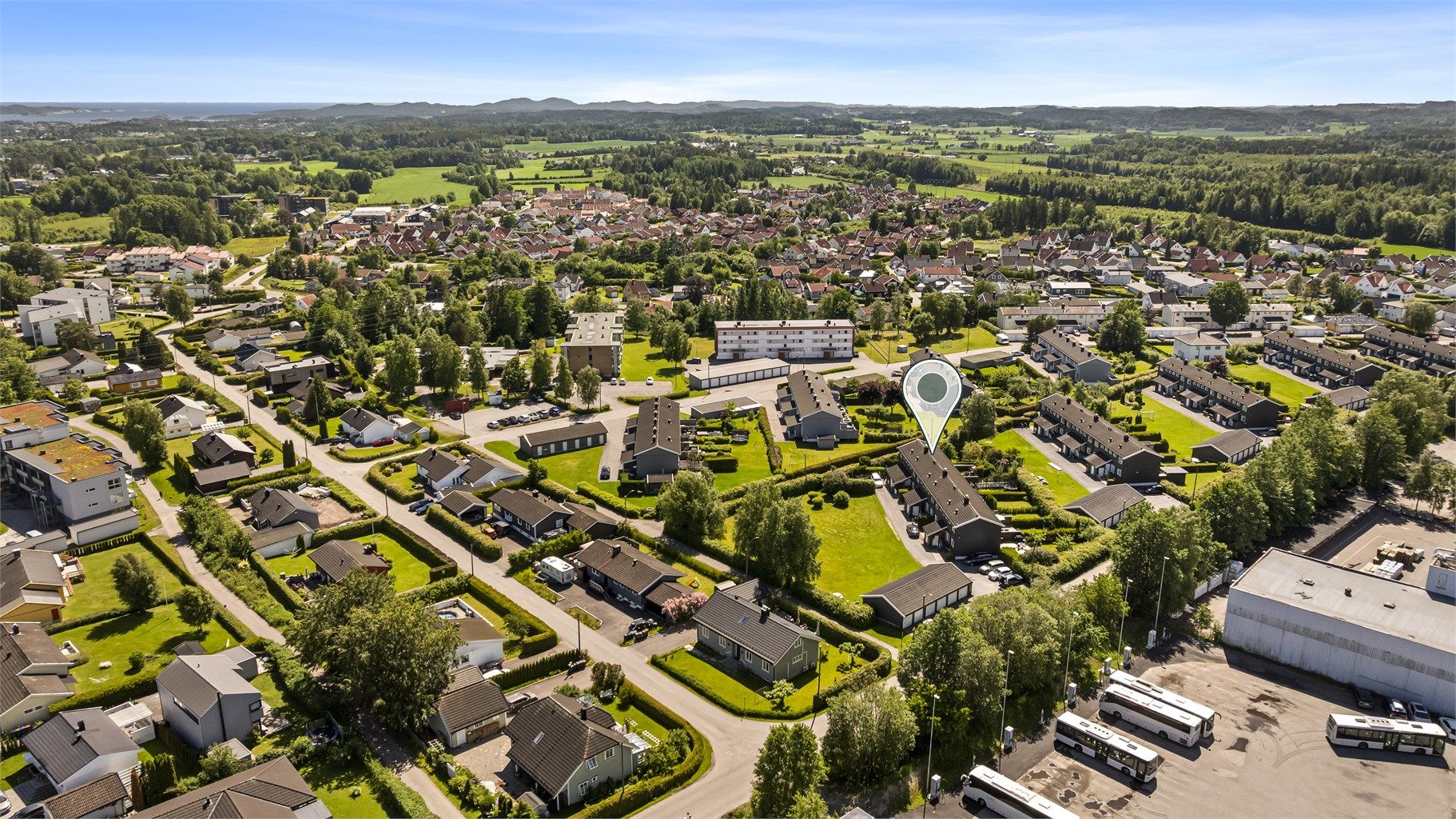 Området er veletablert med rekkehusbebyggelse, og Nybo borettslag har store, grønne fellesområder.