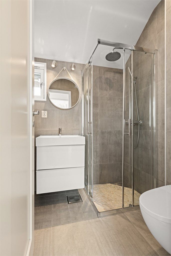 Badet tilknyttet hovedsoverommet ble oppgradert rundt 2015. Det har gulvvarme og dusjhjørne med regndusj.