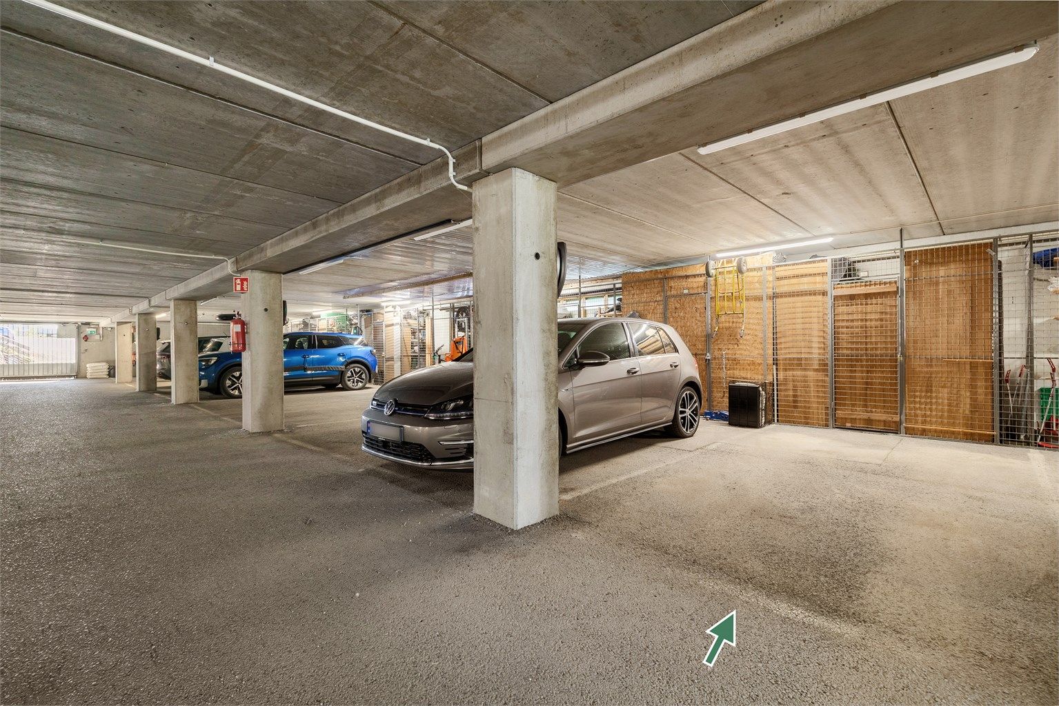 Det er også en praktisk bod på innsiden av garasjeplassen 