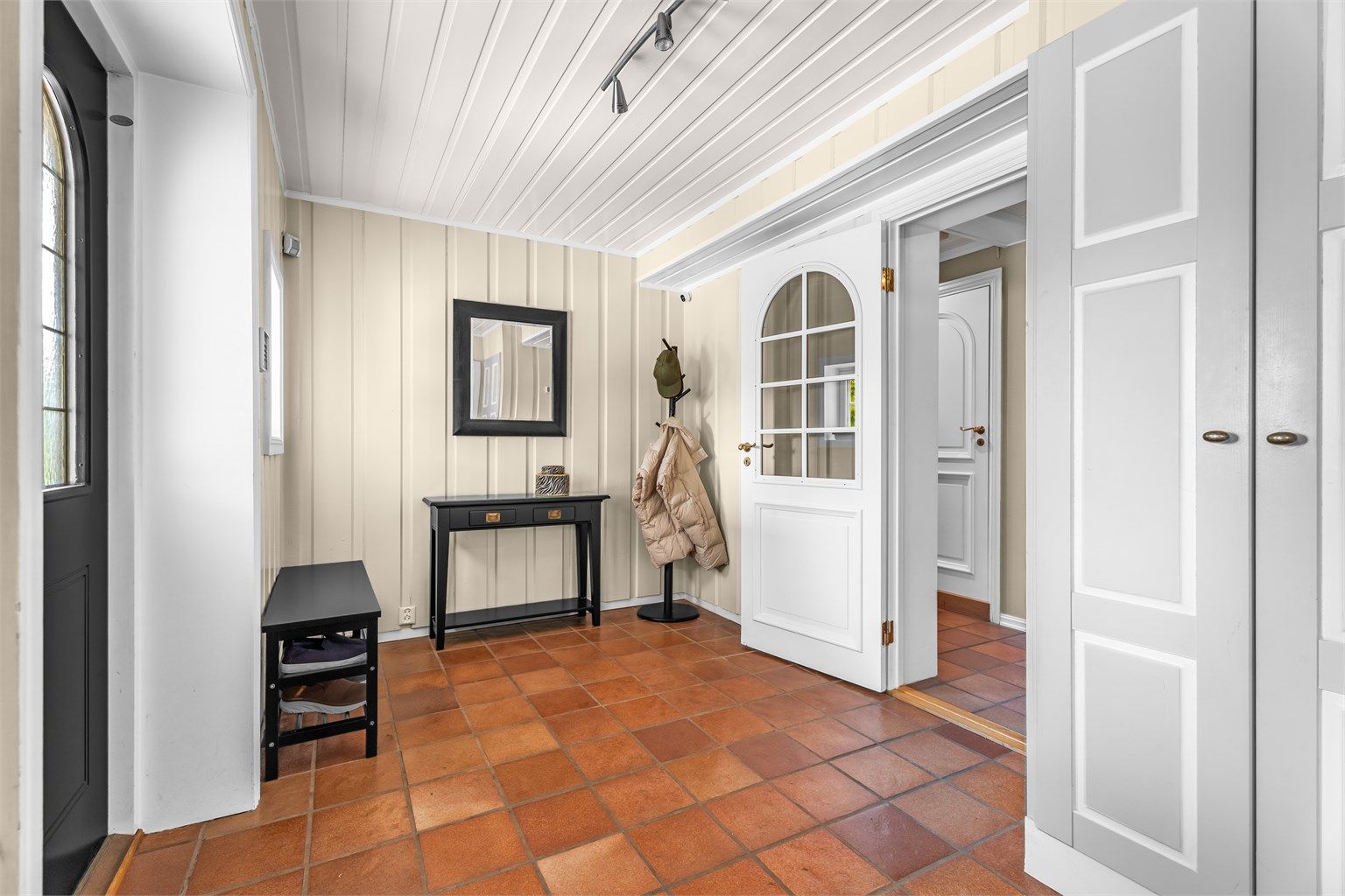Romslig hall med mye lagringsmuligheter til yttertøy