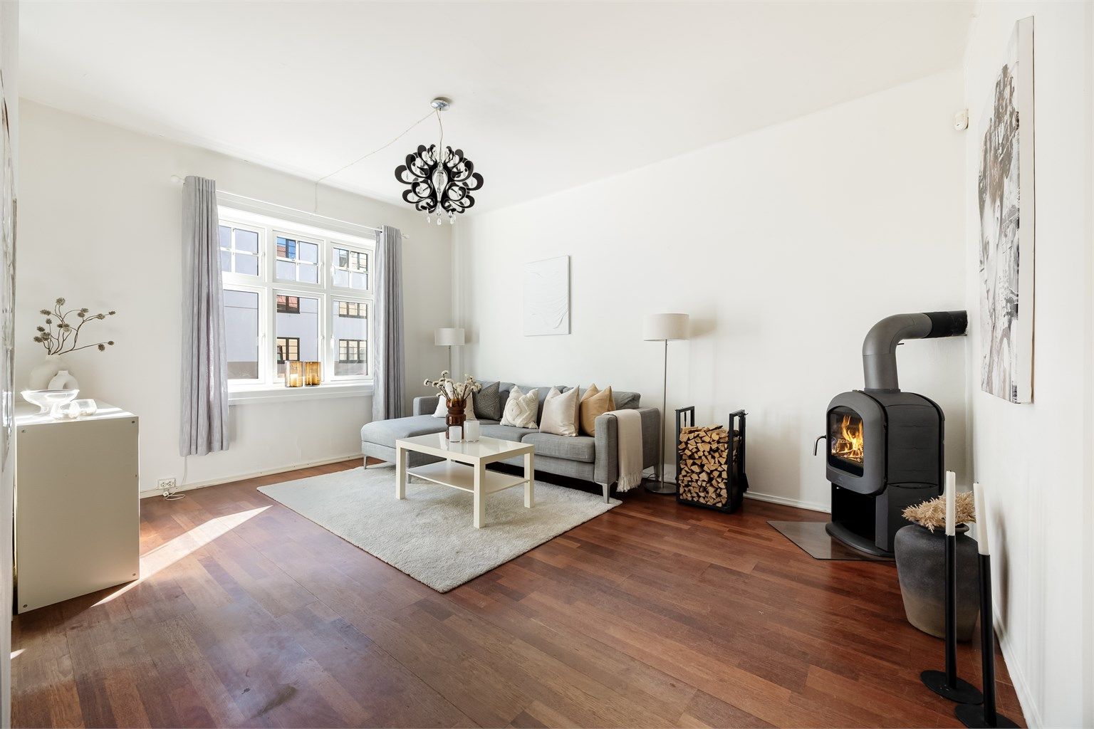 Stort oppholdsrom med plass til sofa, salongbord og TV møblement. 