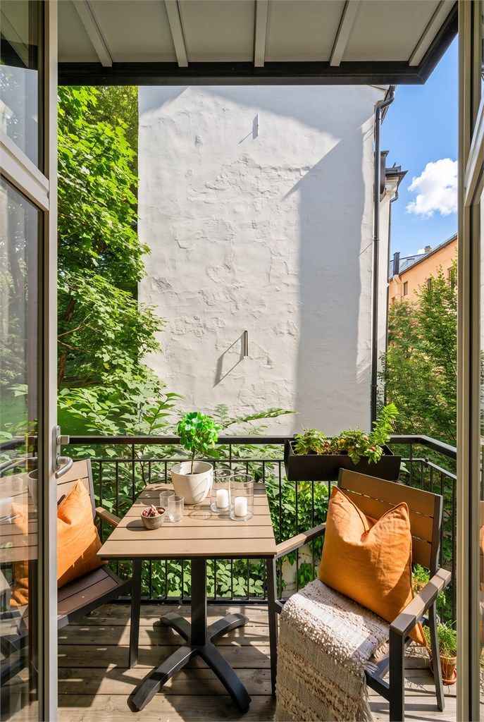 Balkongen har sol fra ca kl 11 og frem til ca 14.30 sommerstid. Her har vi fått litt hjelp fra AI med å illustrere solforhold siden det var litt overskyet på fotodagen.
