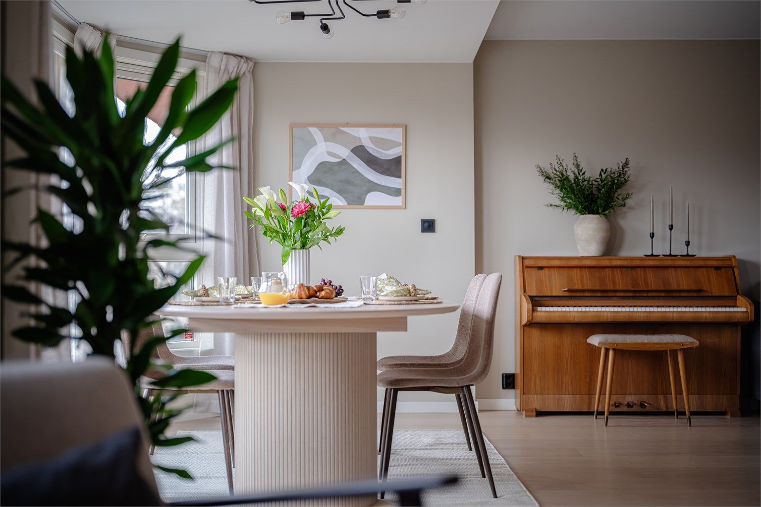 Leiligheten har en funksjonell og familievennlig planløsning, balkong og medfølgende garasjeplass. Foto: Chris Borowiak.