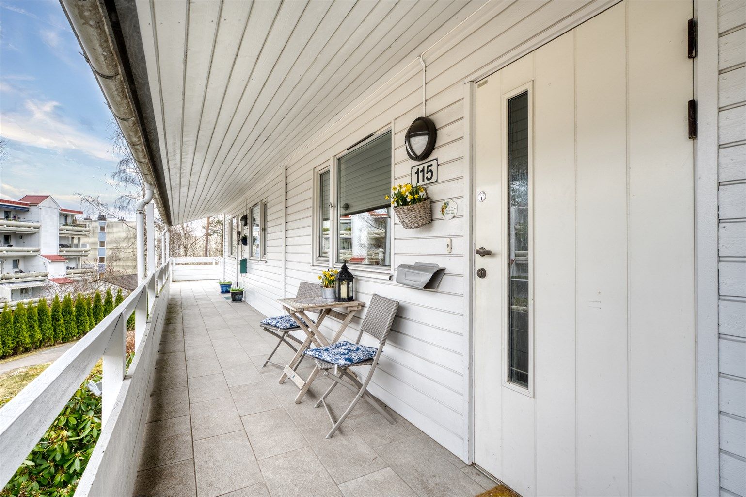 Adkomst til leiligheten i andre etasje via en overbygget og skjermet svalegang.