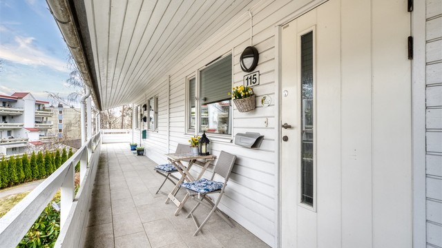 Adkomst til leiligheten i andre etasje via en overbygget og skjermet svalegang.