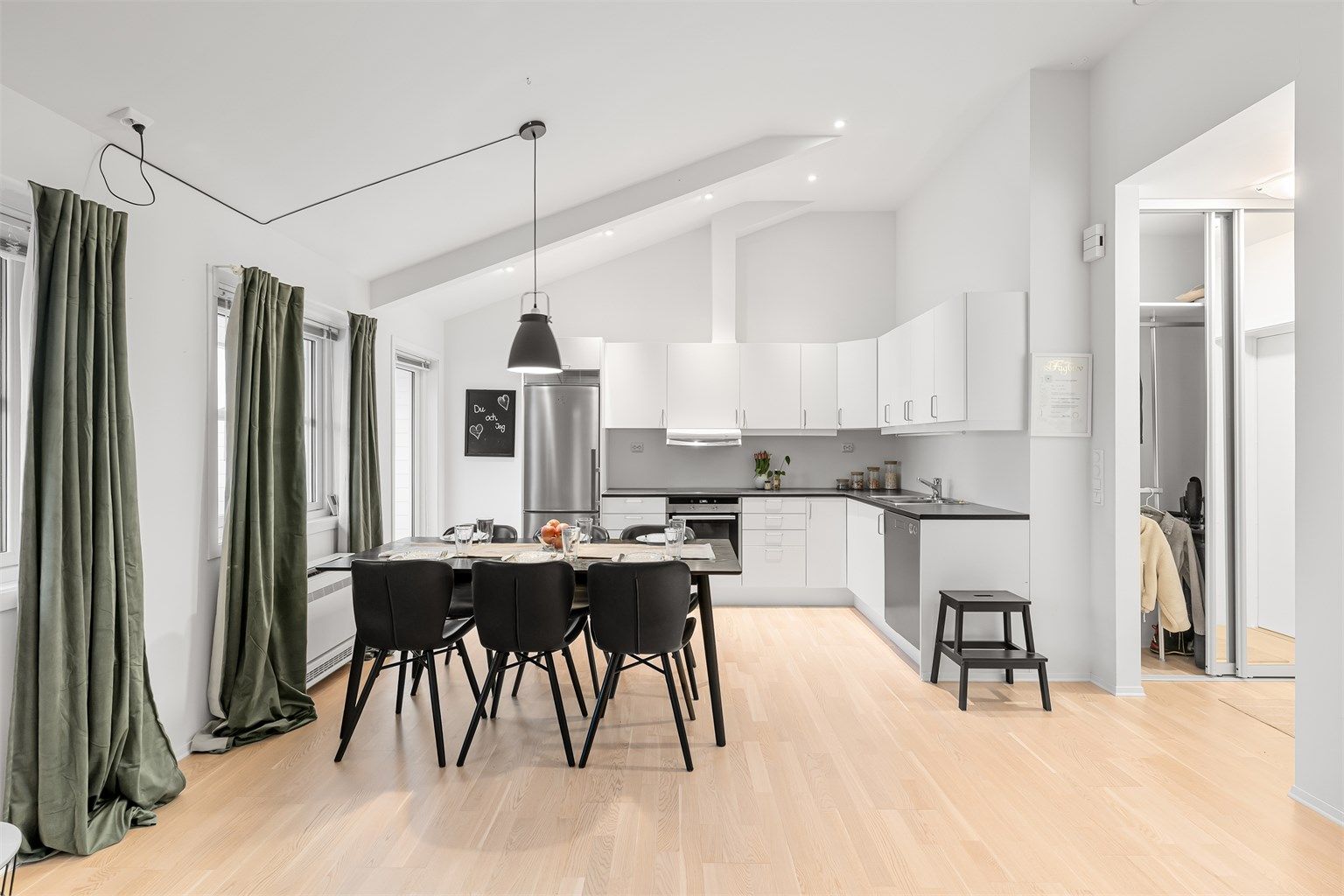 En moderne og sentral leilighet med åpen løsning mellom stue og kjøkken.