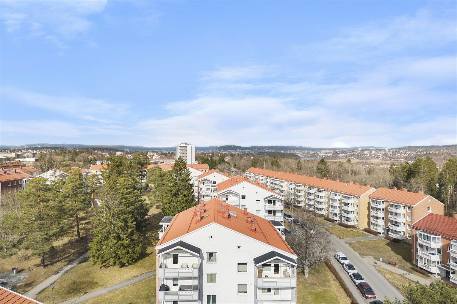 Fra området er det vid utsikt over Lambertseter og nærområdene.