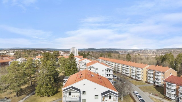 Fra området er det vid utsikt over Lambertseter og nærområdene.