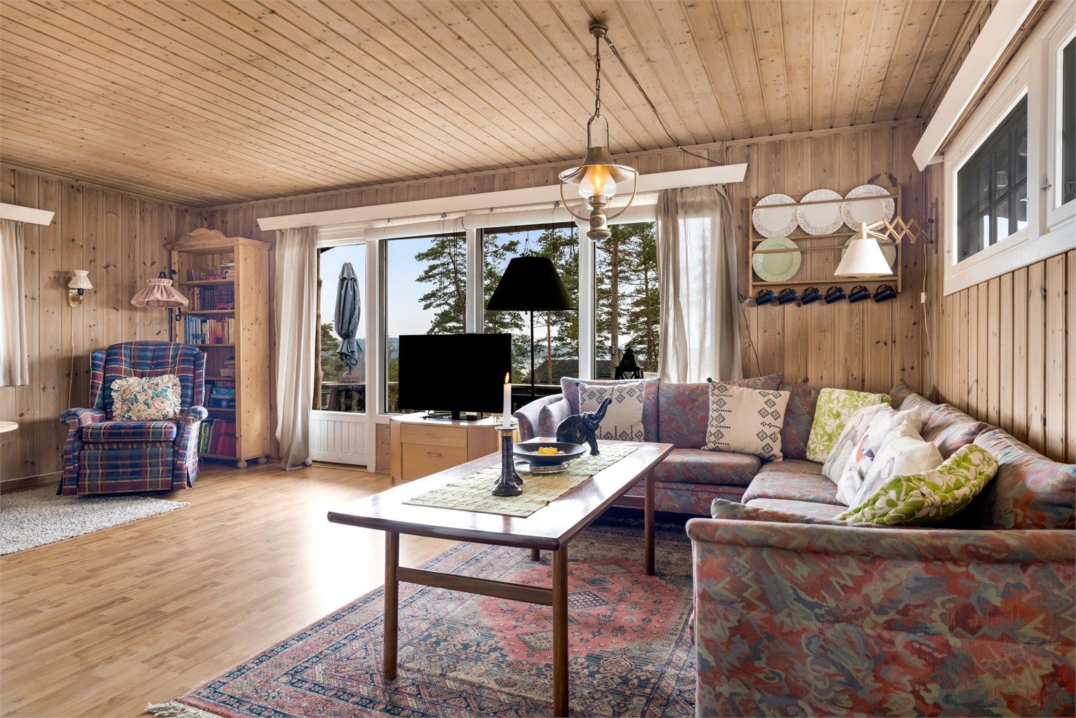 Trepanel på vegger og himling gjør stuen lun. Om det er ønskelig å tilsette farger i stuen, er disse overflatene lett å male over.