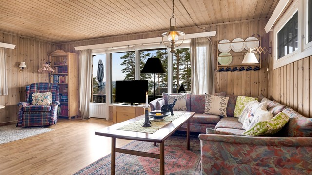 Trepanel på vegger og himling gjør stuen lun. Om det er ønskelig å tilsette farger i stuen, er disse overflatene lett å male over.