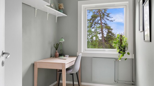 Det andre soverommet passer utmerket som barne-/gjesterom eller kontor