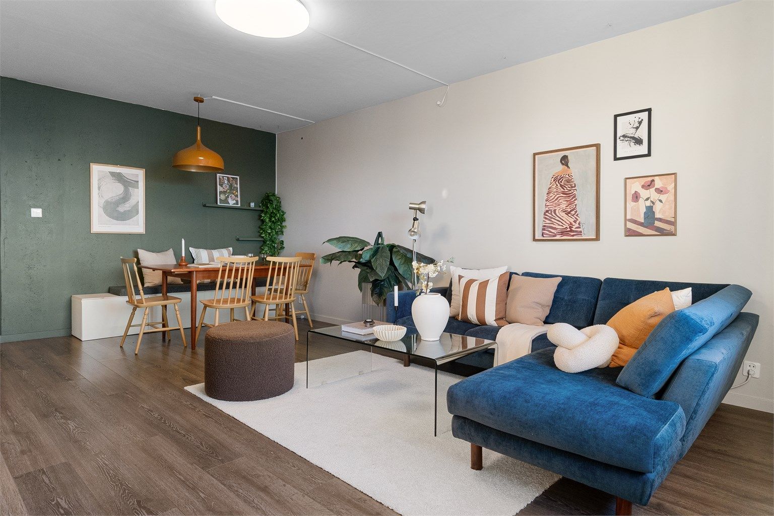 Flott og romslig stue med god plass til både sofa- og spisegruppe