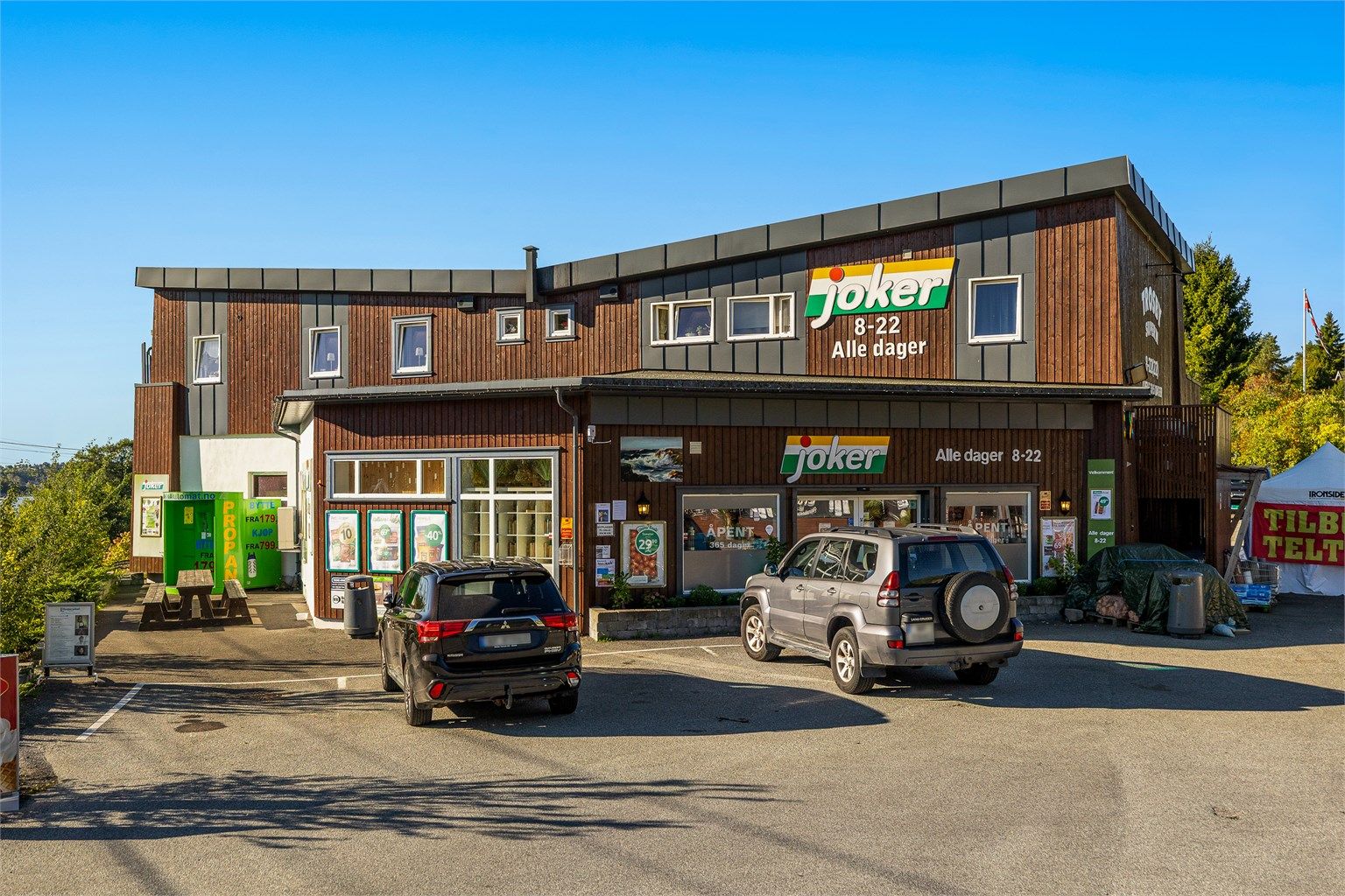 Dagligvarehandelen kan enkelt gjøres på den lokale Joker-butikken.