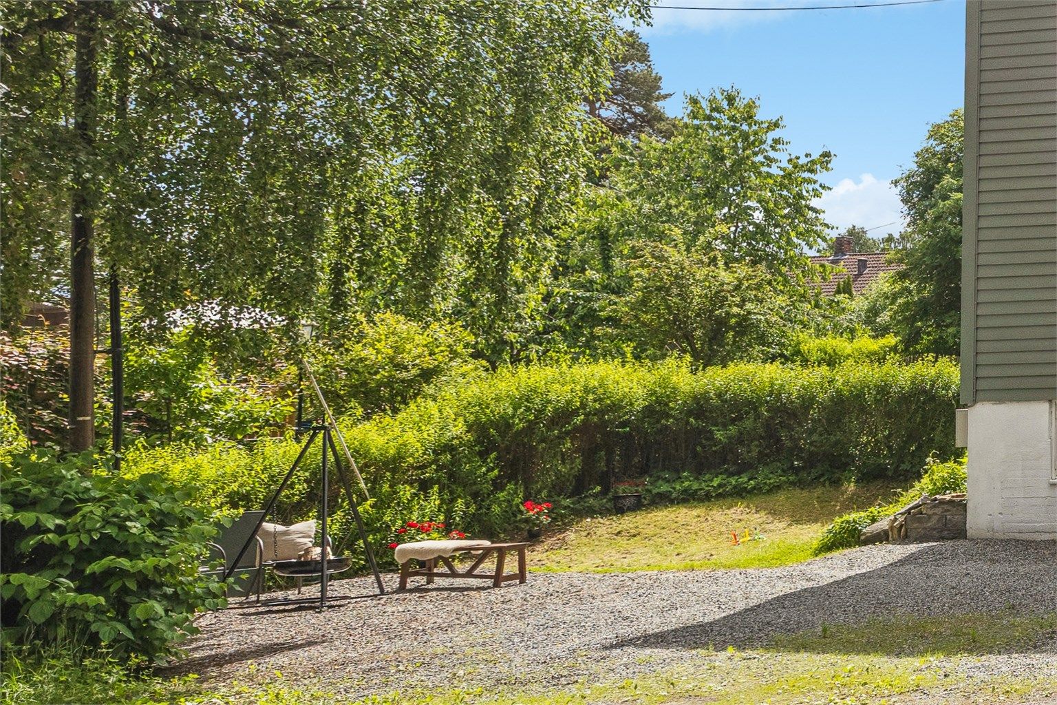 Leiligheten disponerer en romslig hage som gir et ekstra og hyggelig uterom – perfekt for lek, avslapning og lange sommerdager
