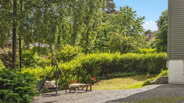 Leiligheten disponerer en romslig hage som gir et ekstra og hyggelig uterom – perfekt for lek, avslapning og lange sommerdager