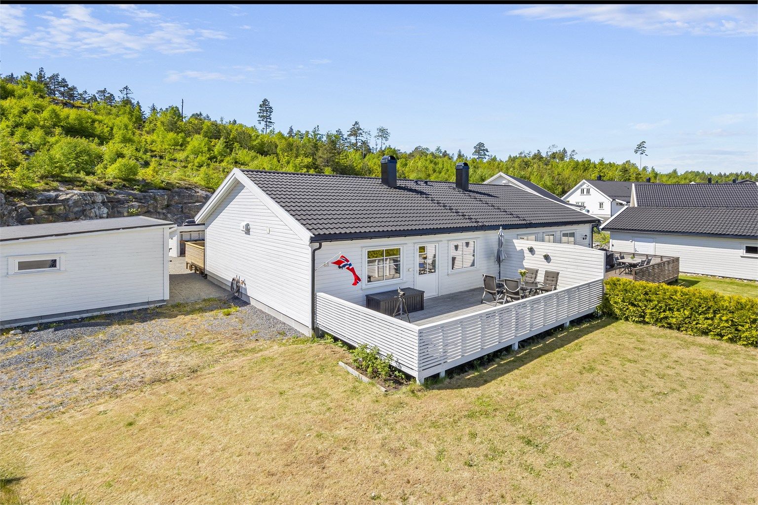 Boligen ligger helt i endes og er velholdt med fine utearealer.