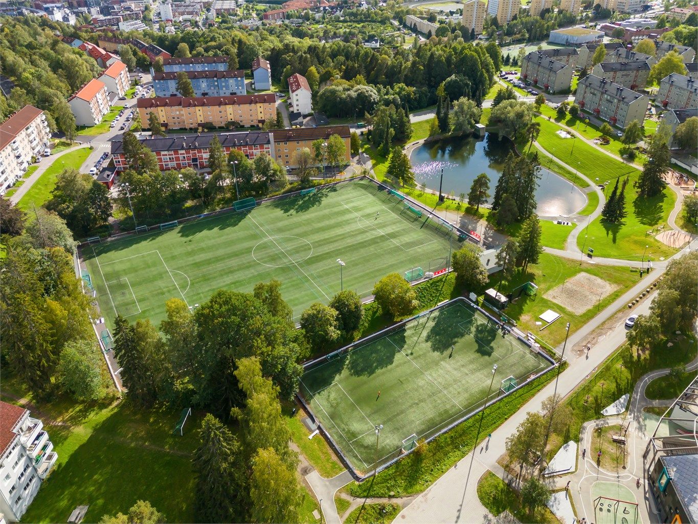 Umiddelbar nærhet til fotballbaner, skøytebaner, sandvolleyballbane og Årvolldammen.