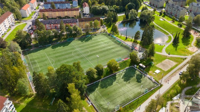 Umiddelbar nærhet til fotballbaner, skøytebaner, sandvolleyballbane og Årvolldammen.