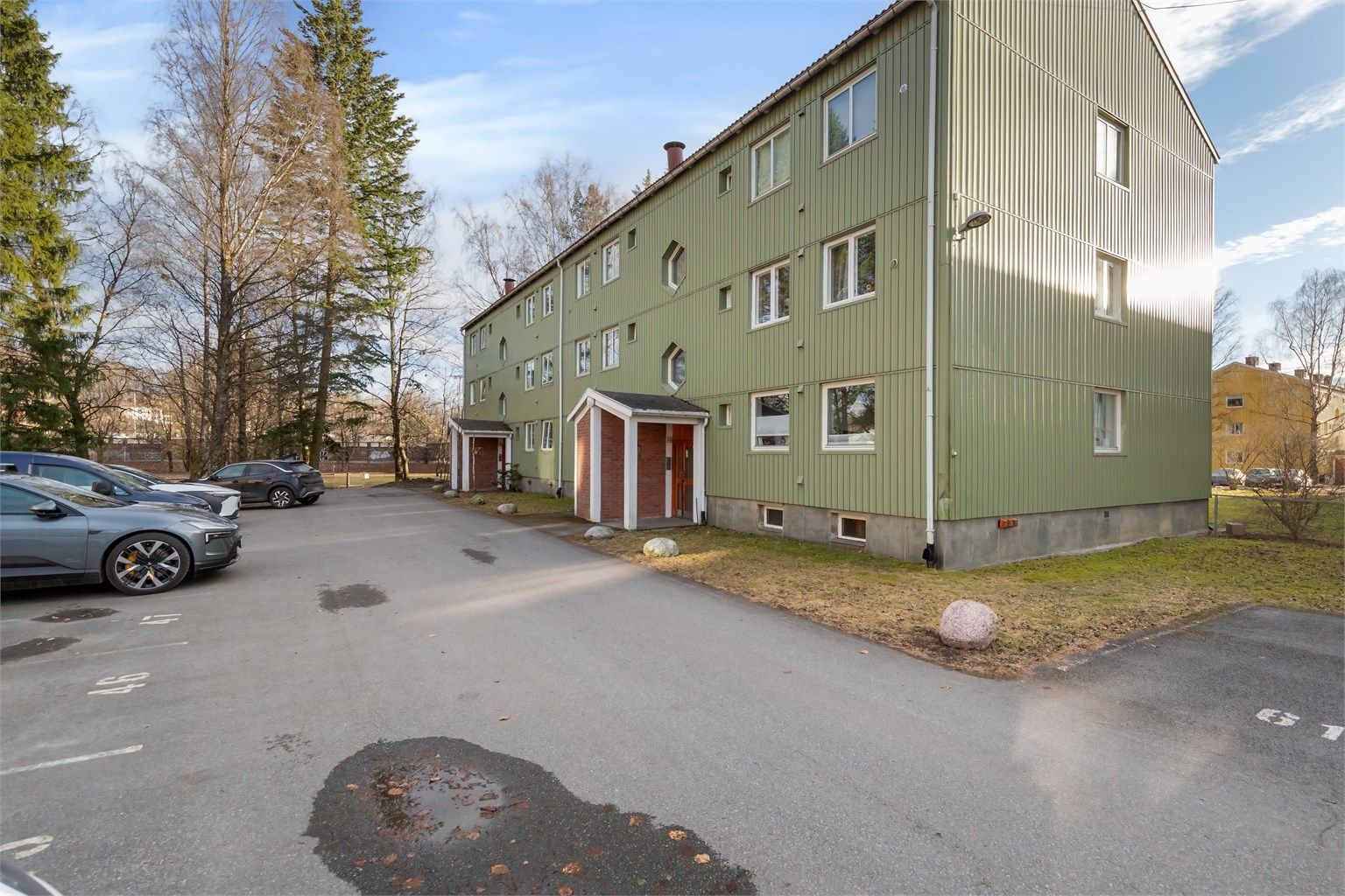 Det er mulighet for å leie parkeringsplass på sameiets område.