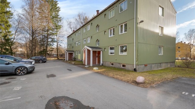 Det er mulighet for å leie parkeringsplass på sameiets område.
