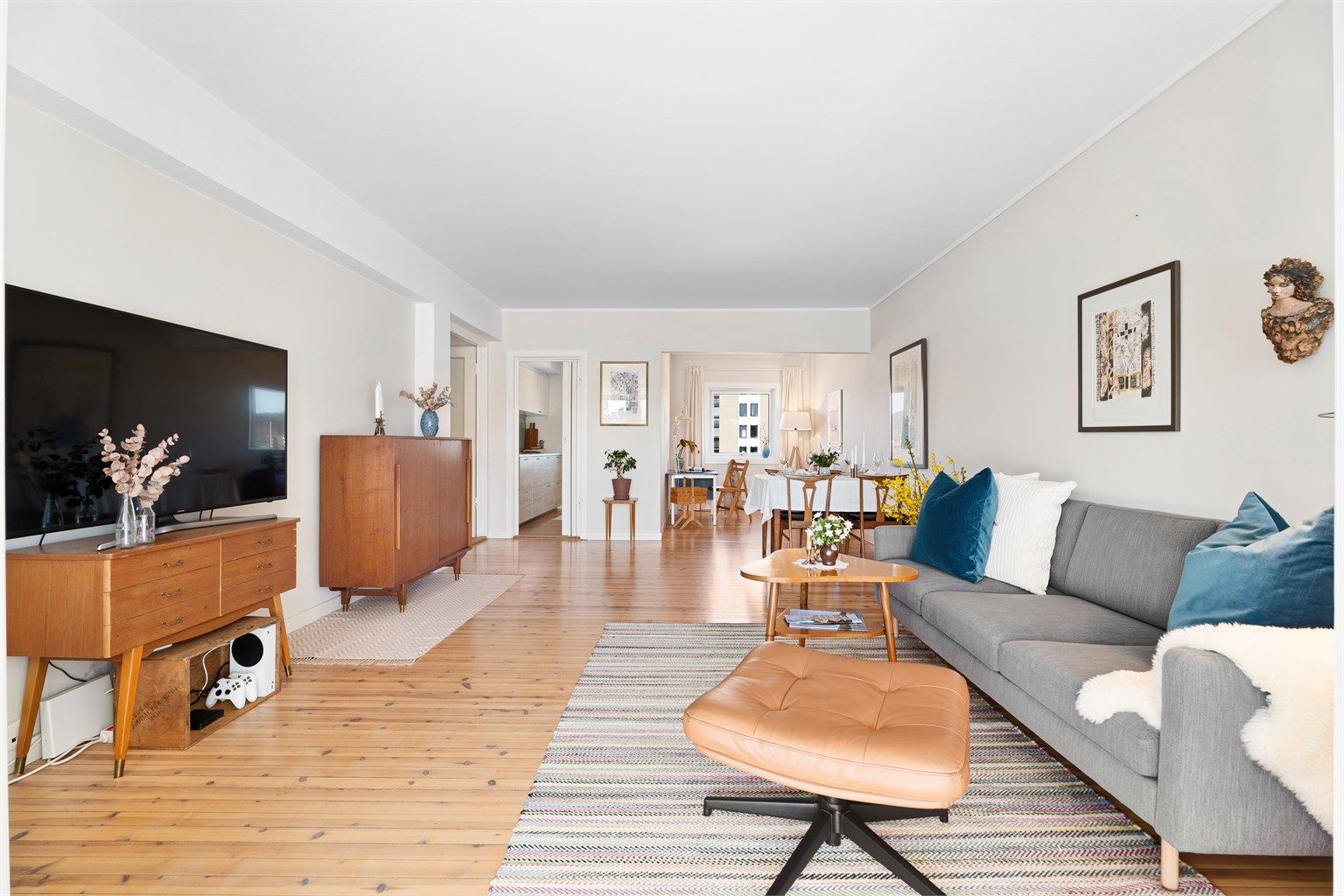 Deilig, stor stue med god plass til sofagruppe, spisebord og egen spisestue som i dag er benyttet som ekstra kontorplass