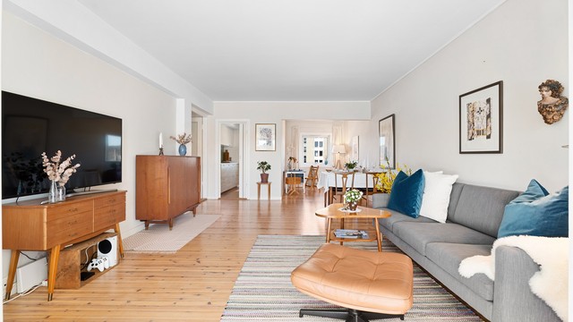 Deilig, stor stue med god plass til sofagruppe, spisebord og egen spisestue som i dag er benyttet som ekstra kontorplass