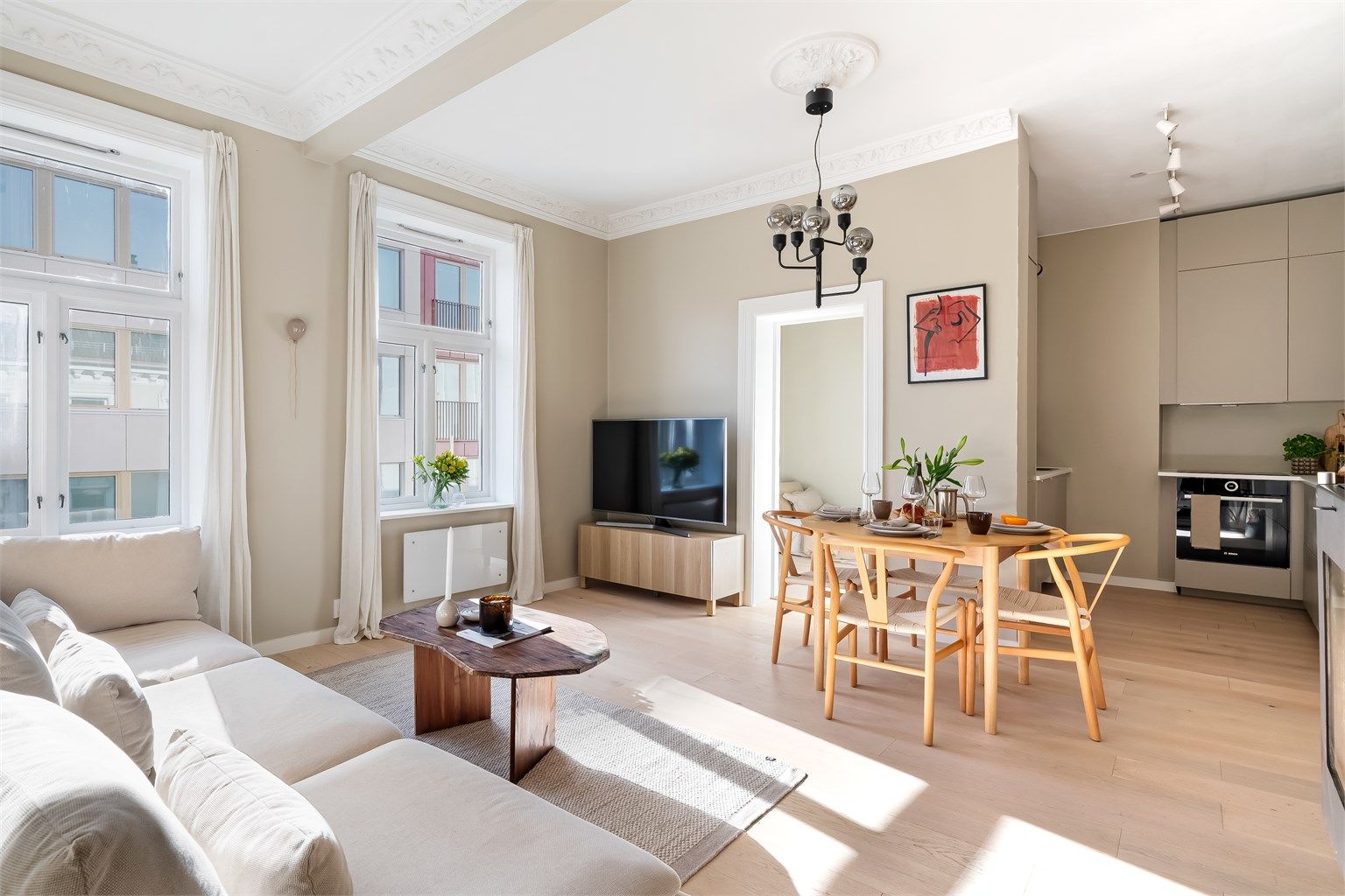 En meget lys og klassisk 3-roms som i perioden 2021/2023 ble pusset opp og holder av den grunn god standard!