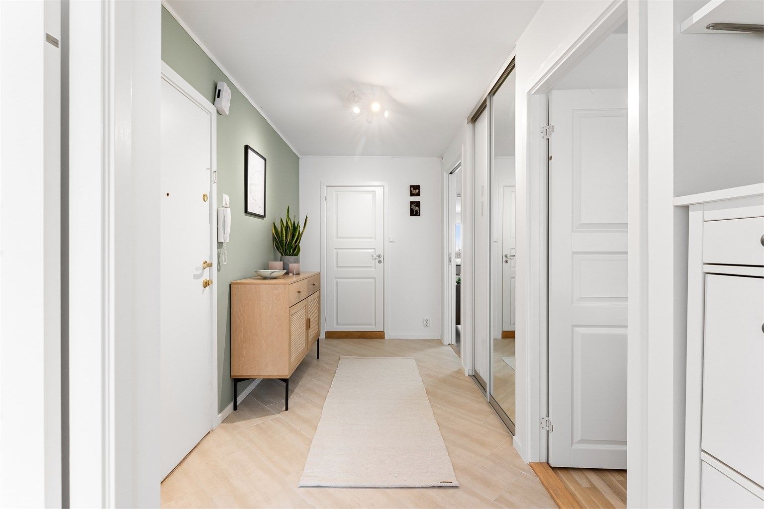 Entréen er innbydende med flislagt gulv og behagelig gulvvarme.