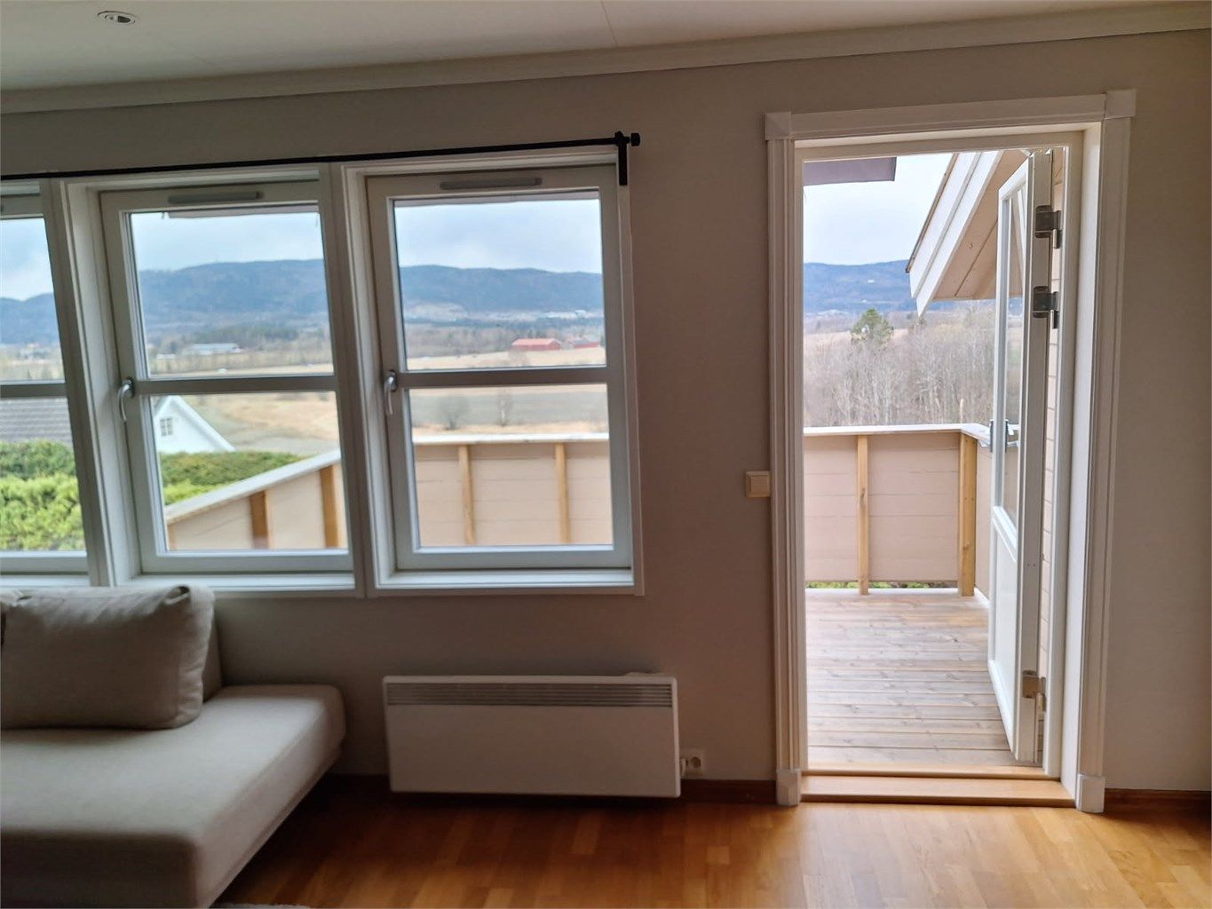 Utgang fra stue til solrik veranda