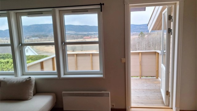 Utgang fra stue til solrik veranda