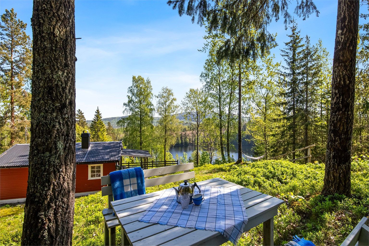 Det er flere nydelige uteplasser hvor skogens ro og sene, varme sommerkvelder kan nytes. 