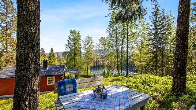 Det er flere nydelige uteplasser hvor skogens ro og sene, varme sommerkvelder kan nytes.