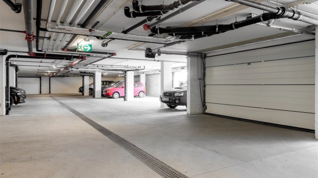 1 garasjeplass i felles garasjeanlegg med port og portåpner