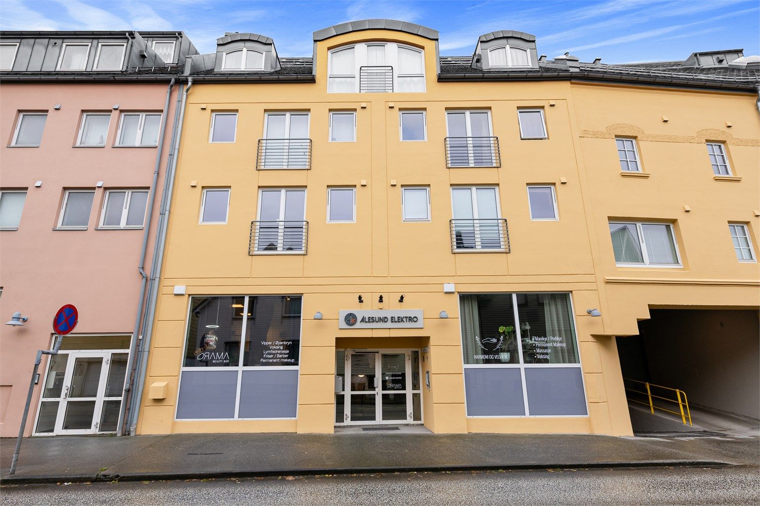 Leiligheten ligger i "Elektrogården", like vest for bysentrum, og har en sentral beliggenhet med dagligvarebutikker i umiddelbar nærhet samt trygg gangavstand til sentrum og øvrige fasiliteter.
Foto: Stian Wiik
