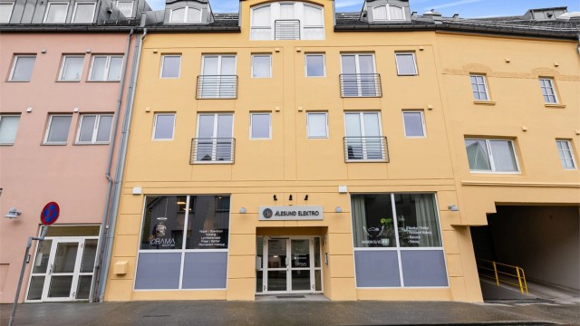 Leiligheten ligger i "Elektrogården", like vest for bysentrum, og har en sentral beliggenhet med dagligvarebutikker i umiddelbar nærhet samt trygg gangavstand til sentrum og øvrige fasiliteter.
Foto: Stian Wiik