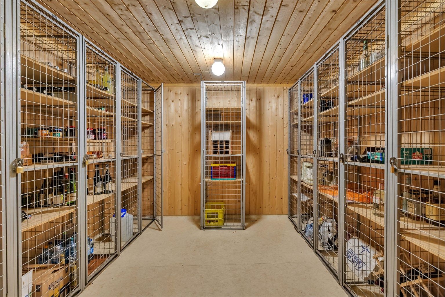 Disponerer også plass i liten matbod i felles kjølerom.