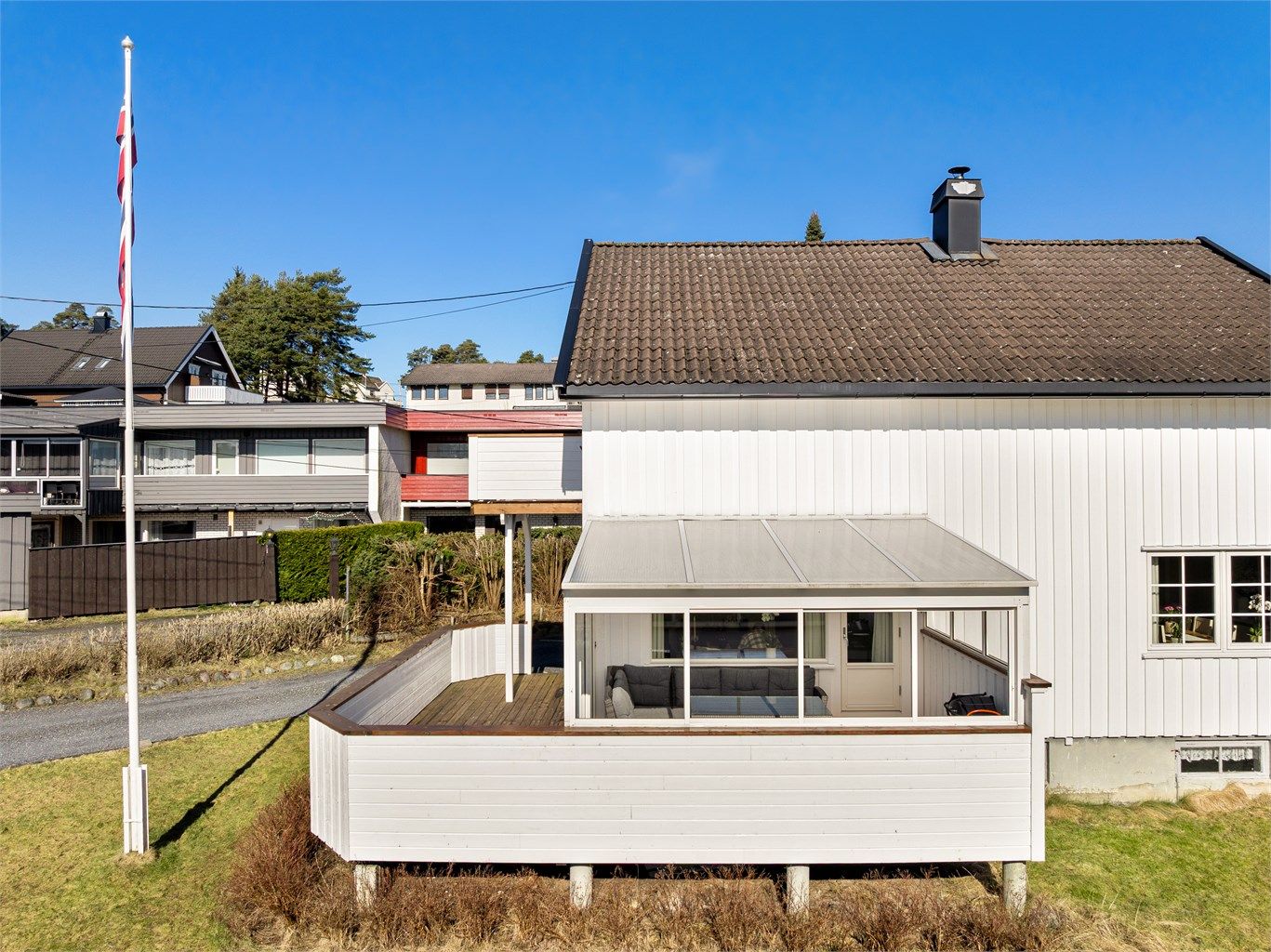 Kledning ble skiftet ut på to sider av 10A gjennom 2022/2023. Terrasse ble samtidig nyoppført rundt syd- og vestsiden.