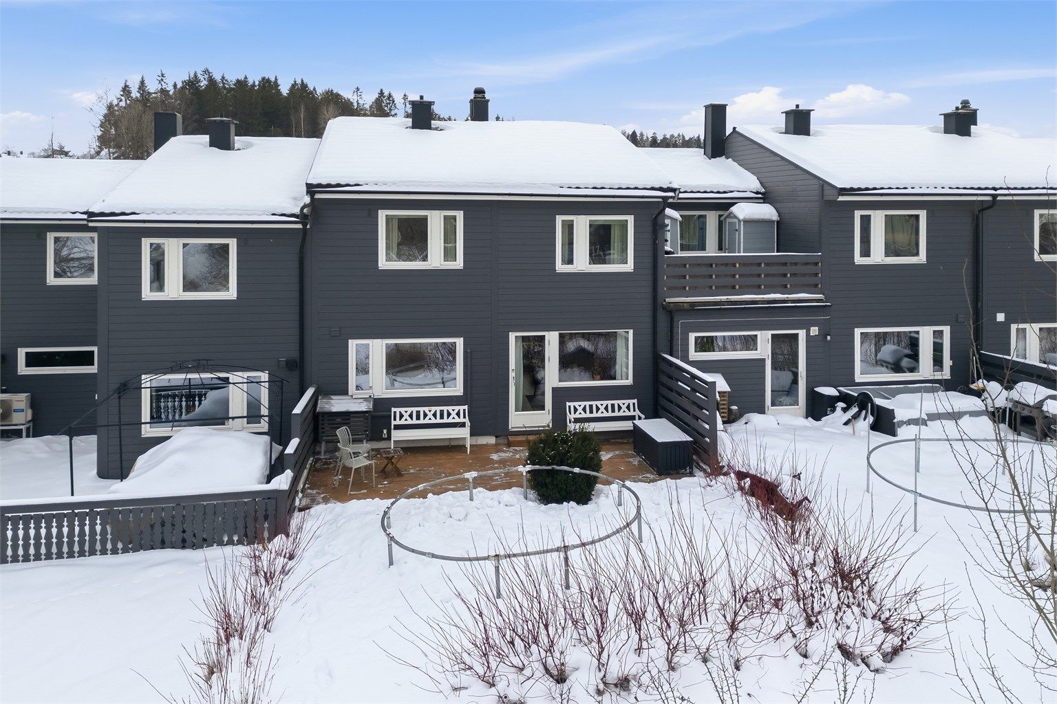 Hagen og terrassen har gode solforhold på ettermiddag og kveld. 