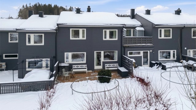 Hagen og terrassen har gode solforhold på ettermiddag og kveld.