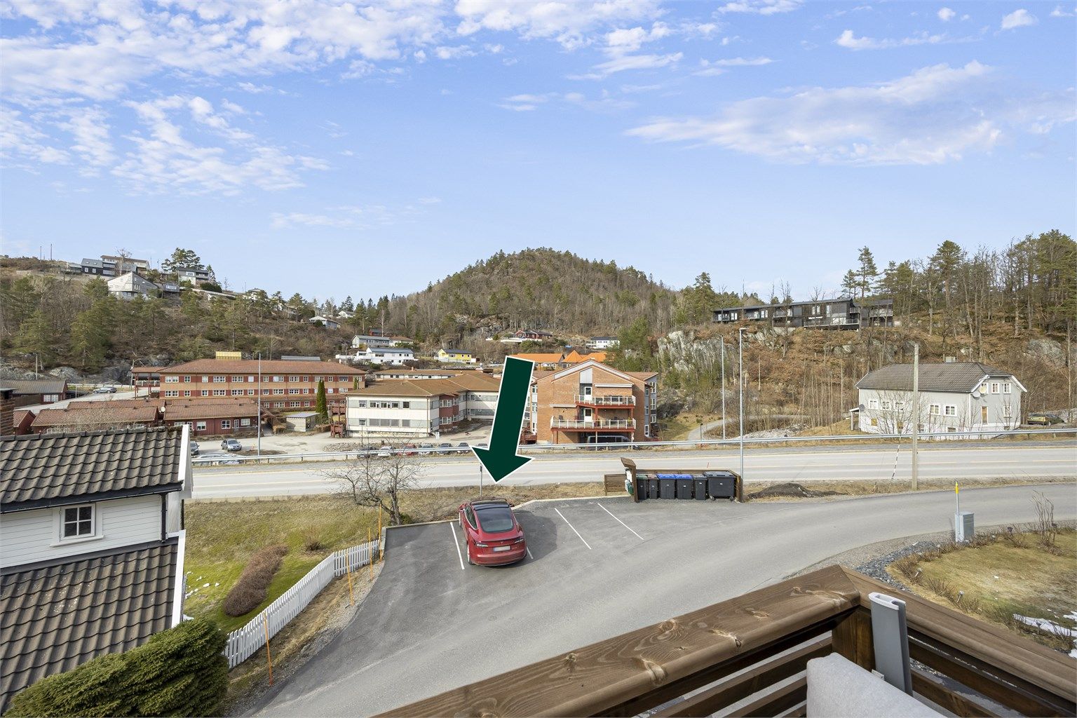 Tinglyst tilhørende parkeringsplass til leiligheten. 