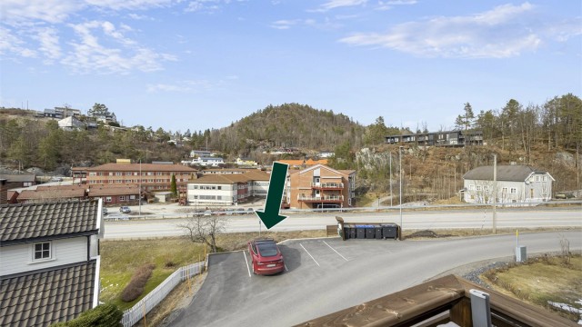 Tinglyst tilhørende parkeringsplass til leiligheten.