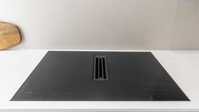 Ventilatoren er integrert i platetoppen