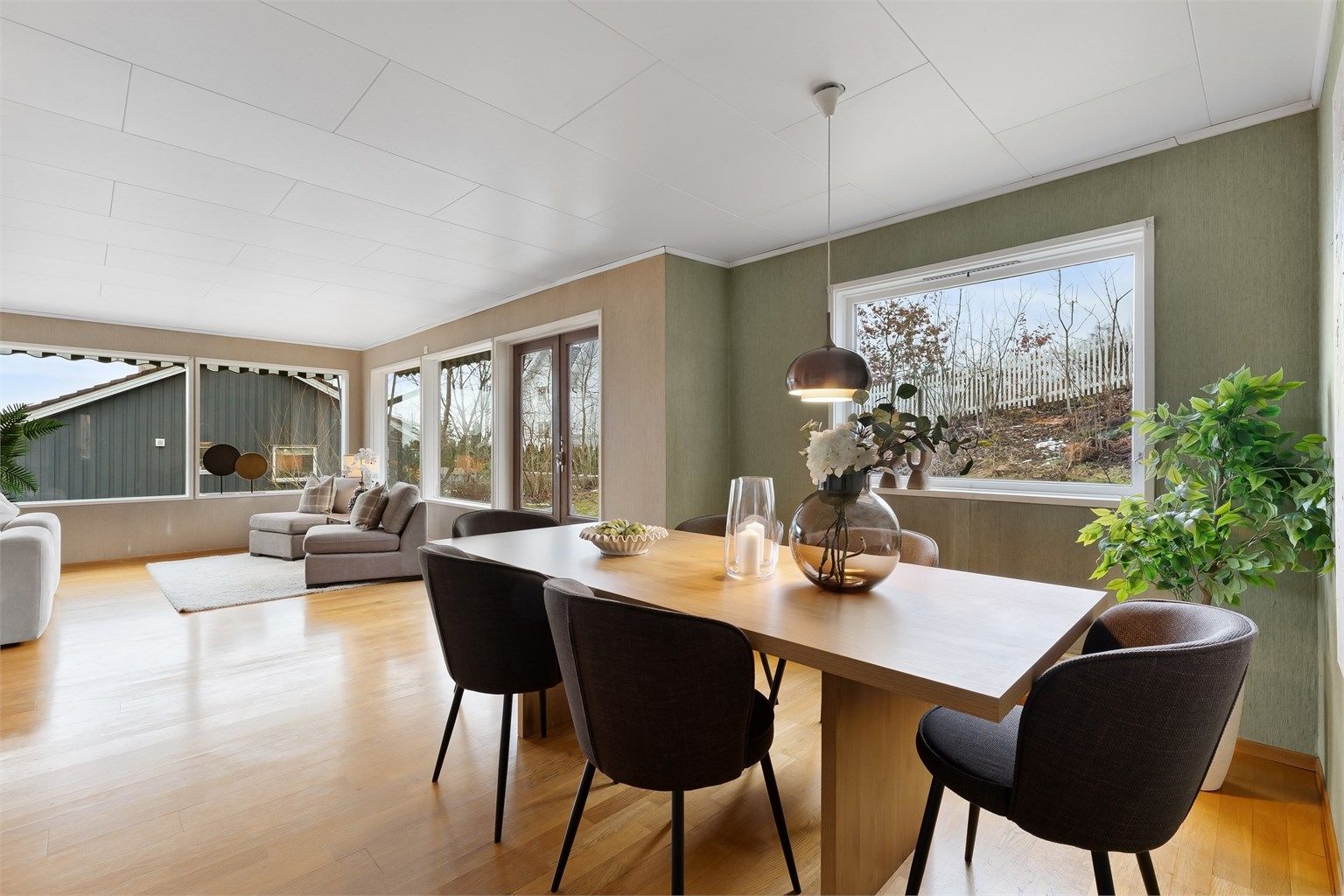 I tilknytning til stuen er det en naturlig plass for en romslig spisestue.