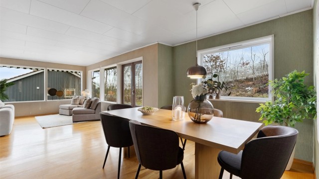 I tilknytning til stuen er det en naturlig plass for en romslig spisestue.