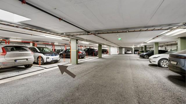 Det medfølger parkeringsplass (nr. 19) med lader til el-bil i felles garasjeanlegg.