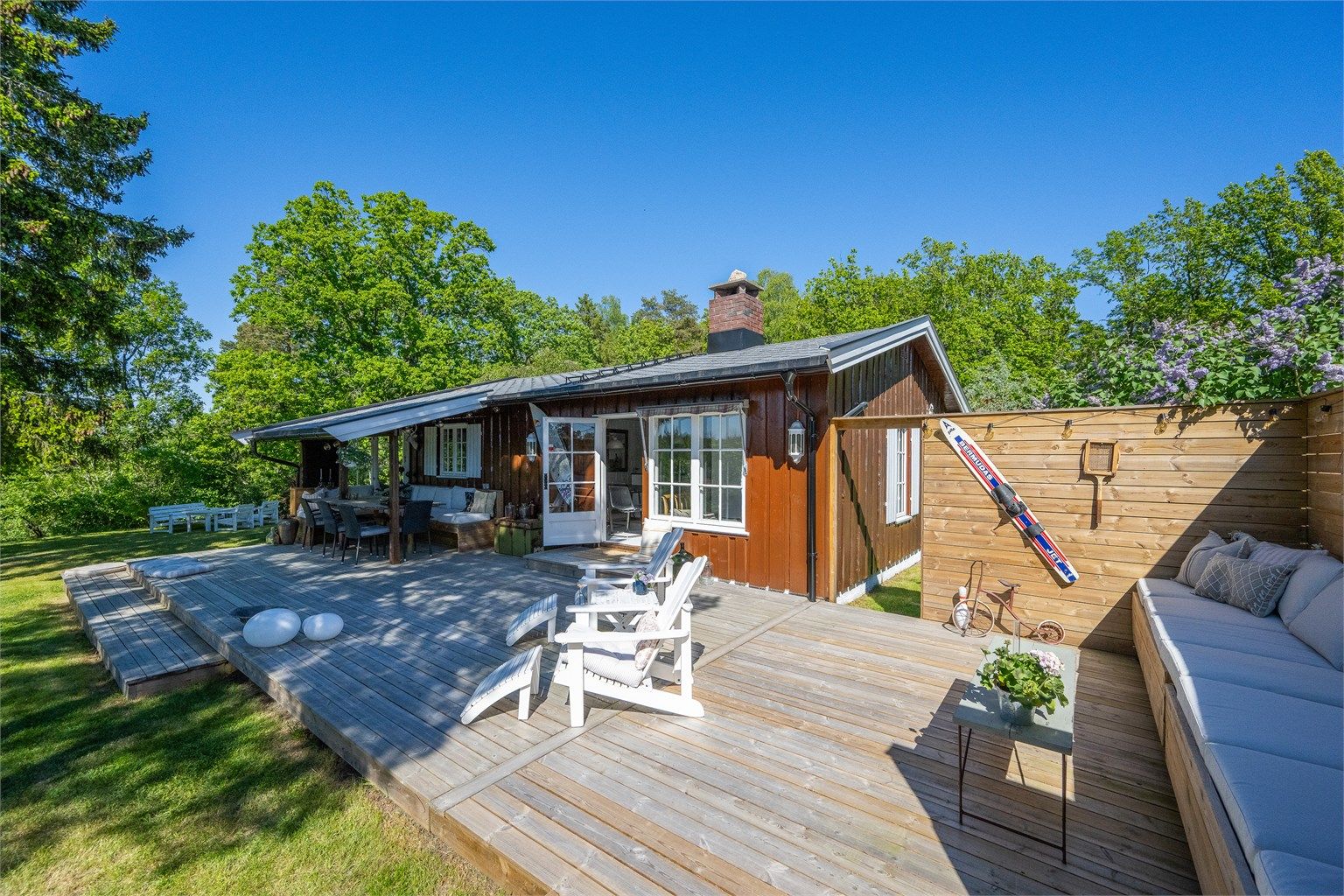 Drømmer du om en ferieoase på Tjøme? Denne sjarmerende hytta ligger på en stor og solrik tomt, perfekt for late dager og hyggelige kvelder. 