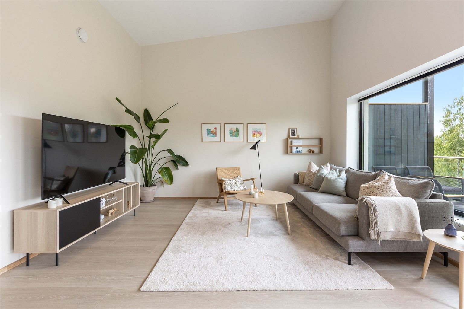 Det er en helt rå takhøyde i stue/kjøkkendelen med store vindusflater mot naturen/LNF-område.